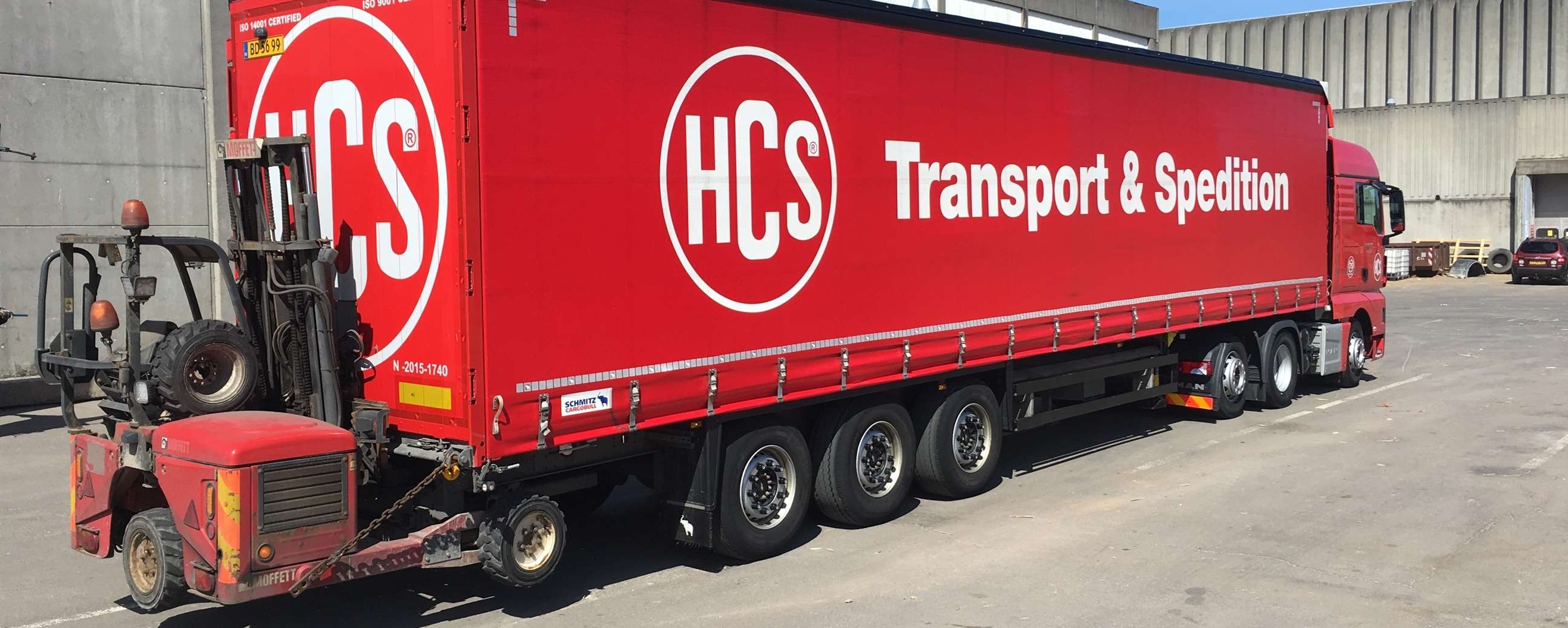 HCS tilbyder vejtransport i hele Europa - blandt andet med gardintrailere med medbringertruck